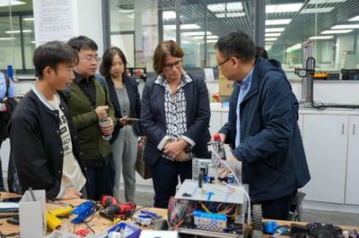 施耐德電氣供應鏈全球高級副總裁Laure一行訪問貴州交通職業技術學院 深化校企技術交流合作